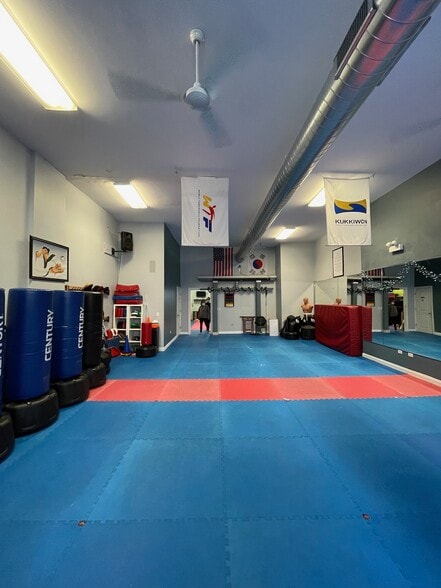 1856 W Chicago Ave, Chicago, IL for lease - Interior Photo - Image 3 of 4