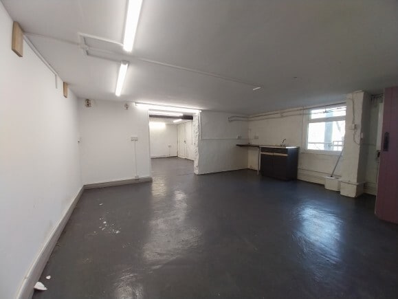 950 Manchester Rd, Huddersfield for sale - Interior Photo - Image 2 of 5