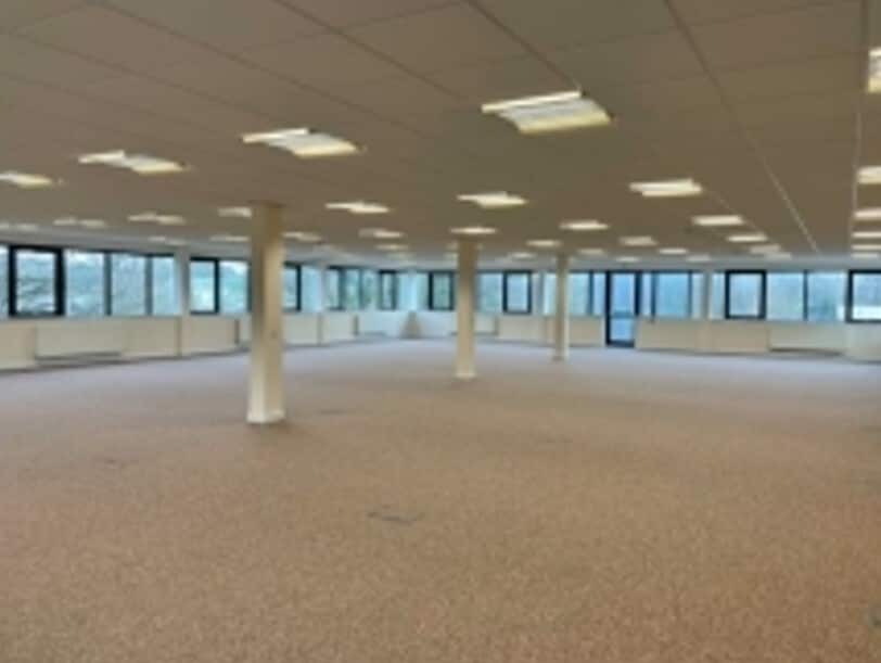 Lakeside Dr, Newport for lease Interior Photo- Image 1 of 3