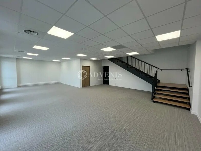 16 Chemin Des Carouges, Bondy for lease - Interior Photo - Image 2 of 7