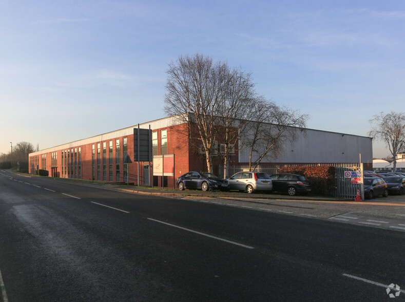 Old Brighton Rd, Crawley for lease - Primary Photo - Image 1 of 6