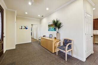 6636 N Riverside Dr, Fort Worth, TX for lease Lobby- Image 2 of 17