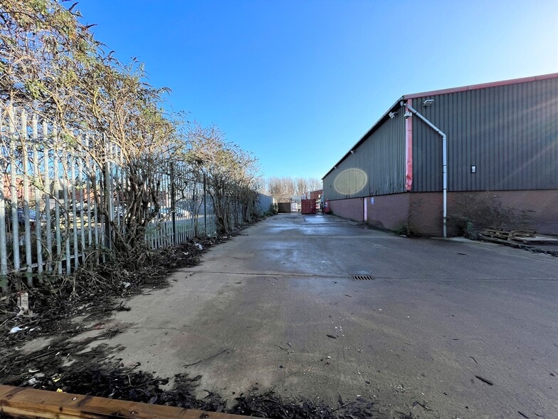 69 Weir Rd, London for lease - Building Photo - Image 2 of 5