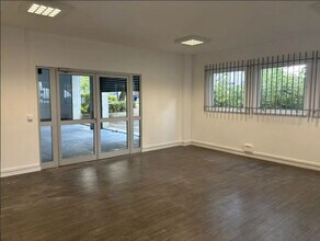 16 Rue Henri Becquerel, Aulnay-sous-Bois for lease Interior Photo- Image 1 of 6