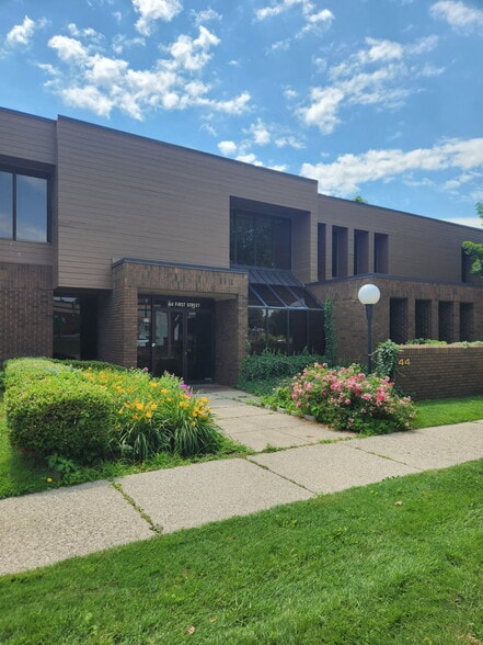 44 First St, Mount Clemens, MI for lease - Building Photo - Image 1 of 5