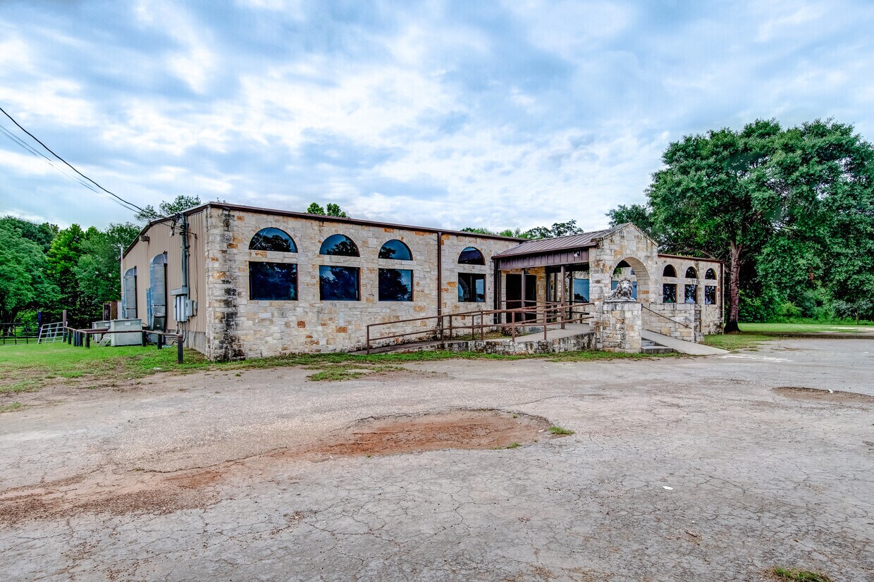 1614 Highway 36, Sealy, TX 77474 Sears Hometown