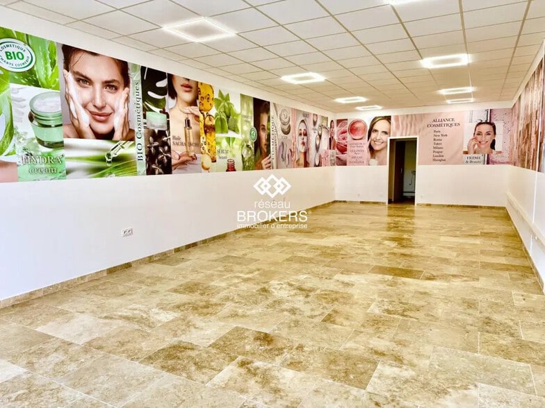 Retail in Orange for lease - Building Photo - Image 1 of 3