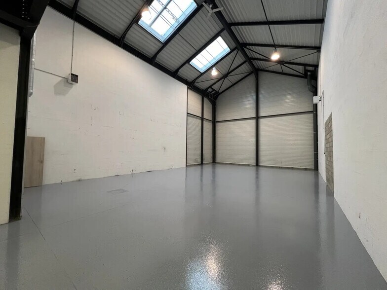 Flex in Cormeilles-en-Parisis for lease - Interior Photo - Image 1 of 5