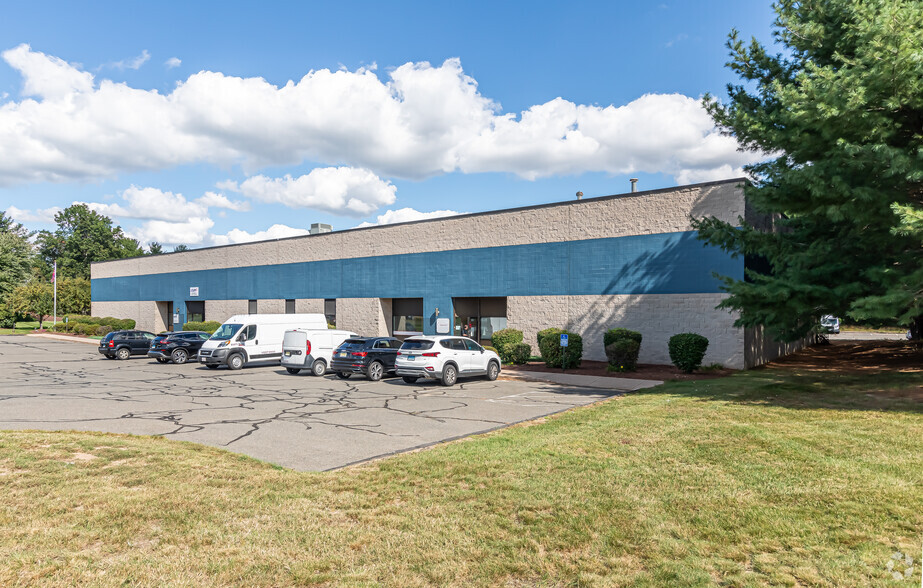 15 International Dr, East Granby, CT for lease - Primary Photo - Image 1 of 4