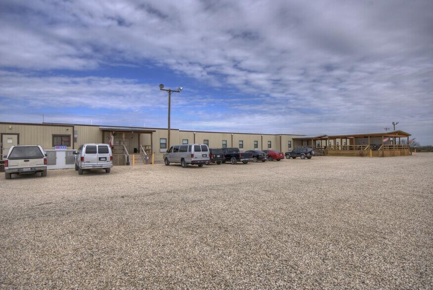 143 Service Company Rd, Carrizo Springs, TX for sale - Building Photo - Image 1 of 1