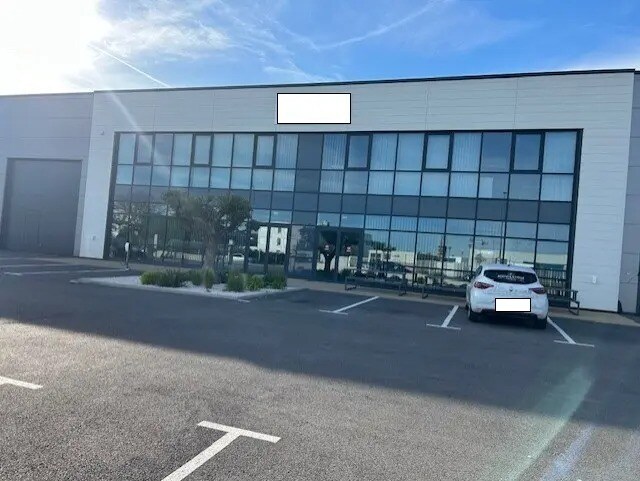 Flex in Miramas for lease Building Photo- Image 1 of 4