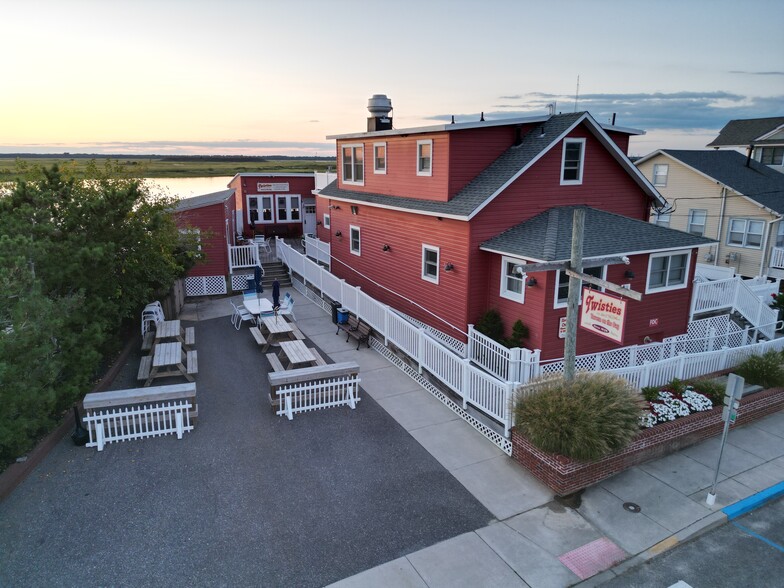 236 S Bayview Dr, Strathmere, NJ for sale - Primary Photo - Image 1 of 44