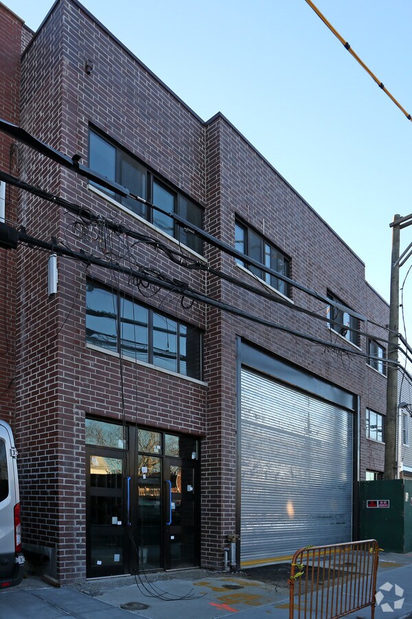 4907 69th St, Woodside, NY 11377 office space 750 per month