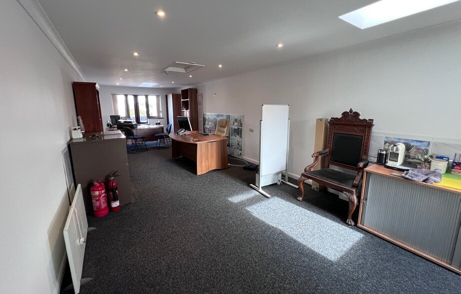 147 Wareham Rd, Corfe Mullen for sale - Interior Photo - Image 3 of 10