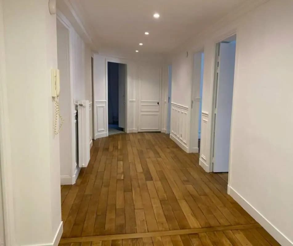 Office in Paris for lease Interior Photo- Image 1 of 10