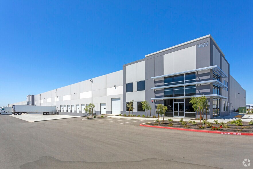 3523 S Northpointe Dr, Fresno, CA for sale - Building Photo - Image 1 of 1