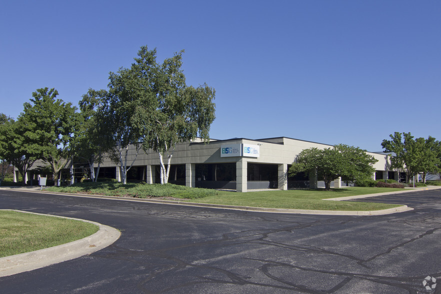 N25W23050 Paul Rd, Pewaukee, WI for lease - Building Photo - Image 1 of 6