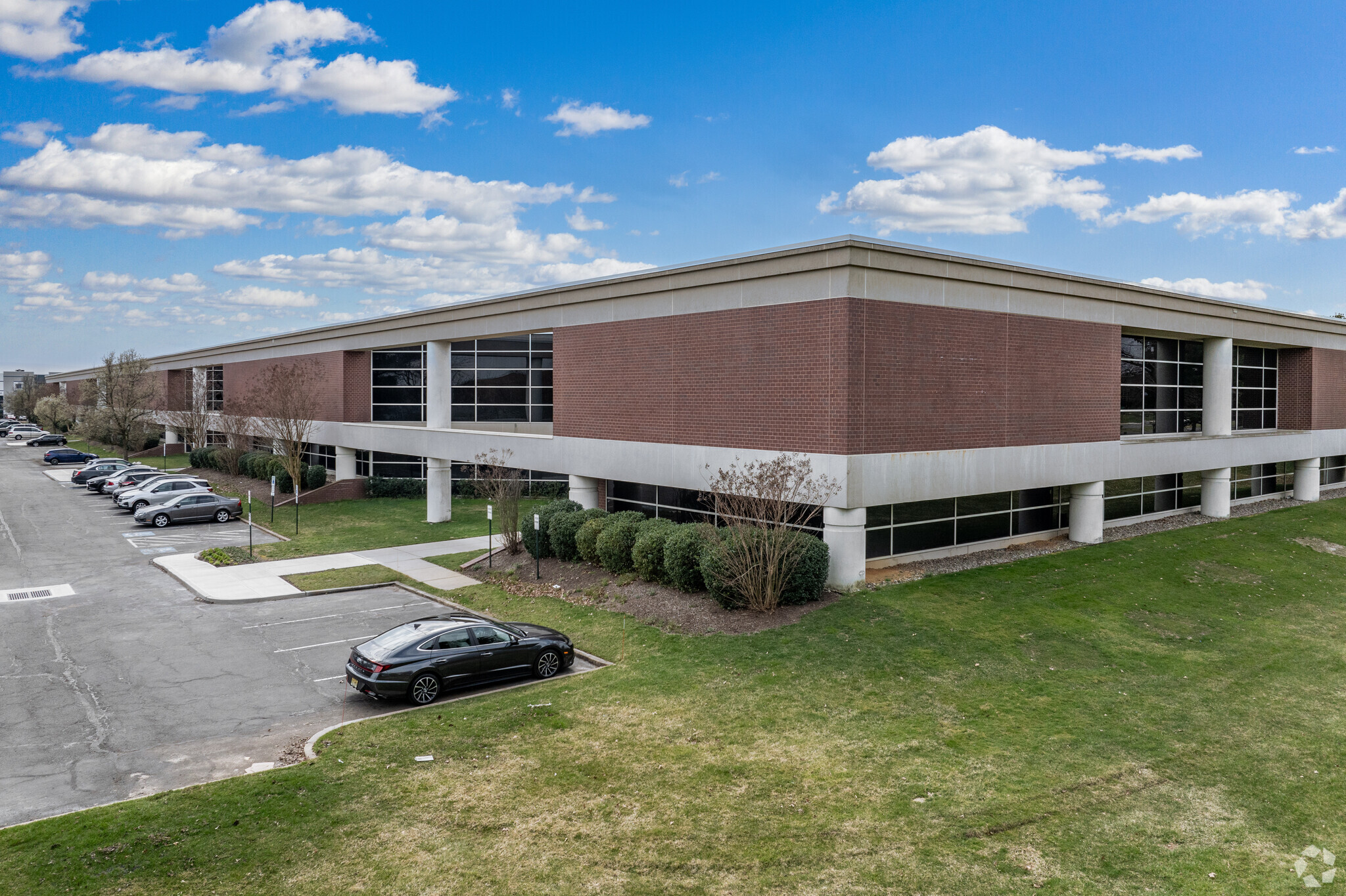 32 Commerce Dr N, Cranbury, NJ for lease Building Photo- Image 1 of 6