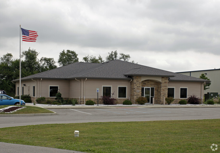 1051 Transport Dr, Valparaiso, IN for lease - Primary Photo - Image 1 of 36