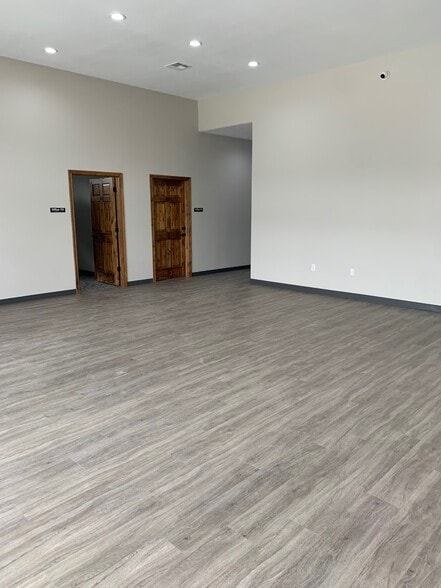 10365 Eastex fwy, Beaumont, TX for lease - Lobby - Image 2 of 3