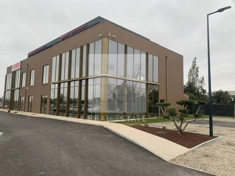 Retail in Meyzieu for lease Building Photo- Image 1 of 10