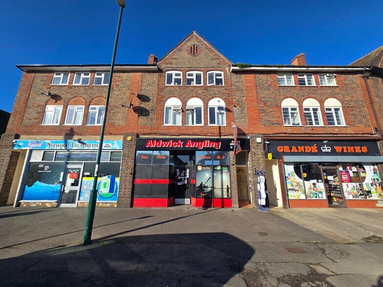 25 Nyewood Ln, Bognor Regis for sale - Primary Photo - Image 1 of 7