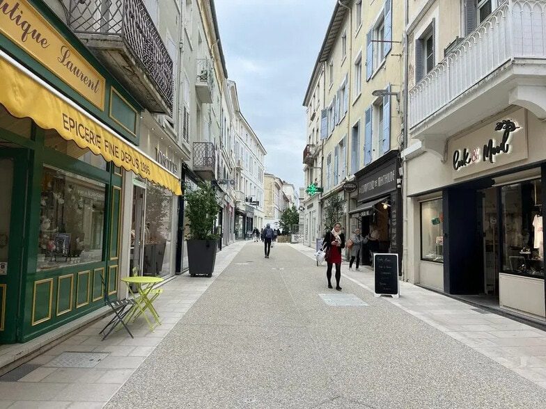 Retail in Valence for lease - Building Photo - Image 1 of 5