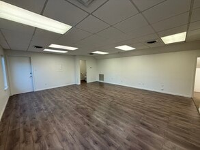 2 Willowbrook Rd, Cromwell, CT for lease Interior Photo- Image 2 of 8