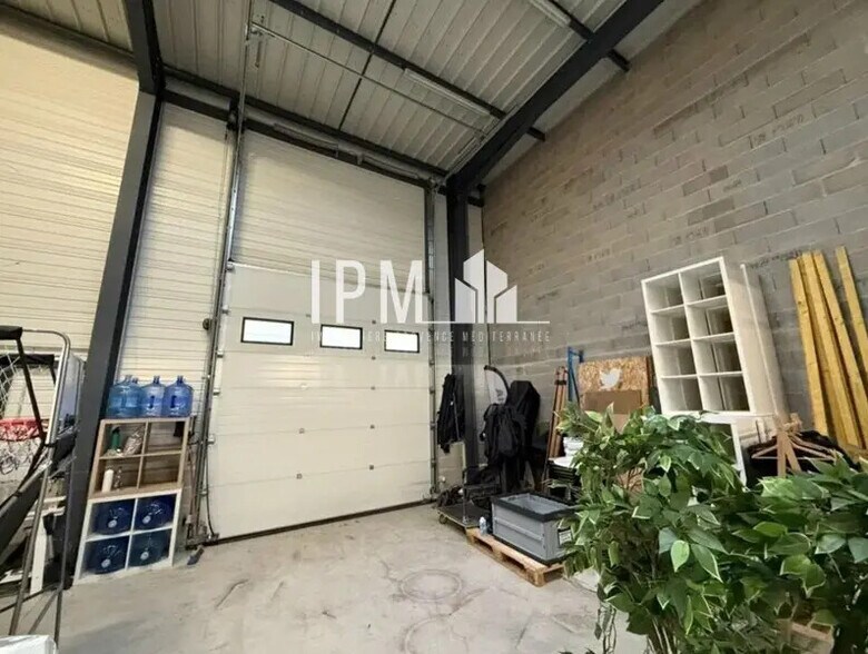 Flex in Aubagne for lease - Interior Photo - Image 2 of 5