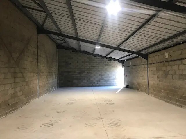 Industrial in Eyguières for lease - Interior Photo - Image 2 of 3
