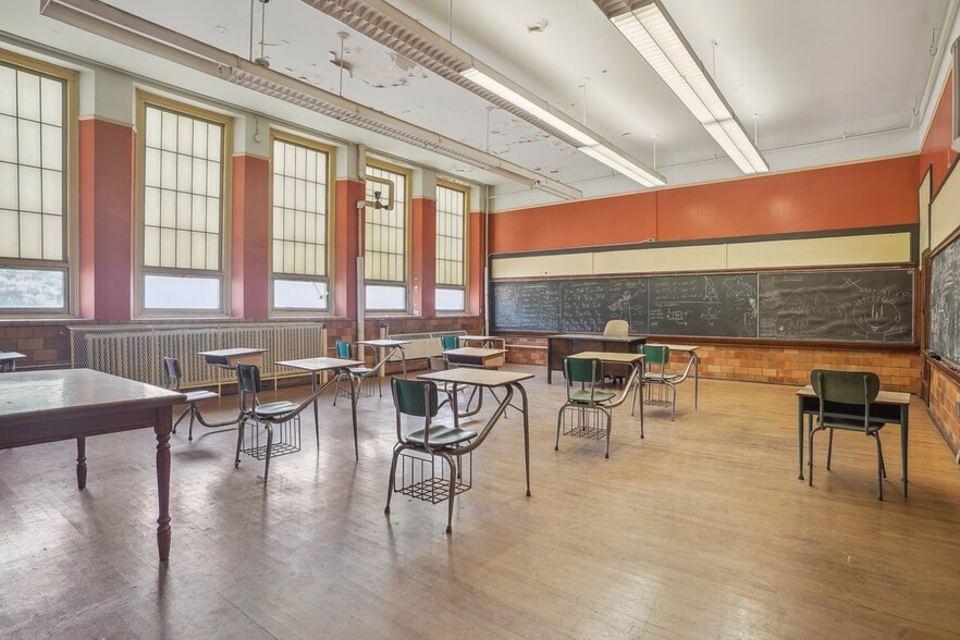 360 Beach Rd, Hamilton, ON for sale - Building Photo - Image 1 of 1