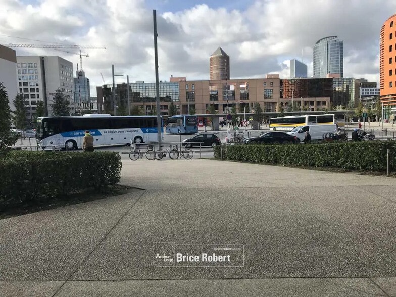 Office in Lyon for lease - Building Photo - Image 2 of 8