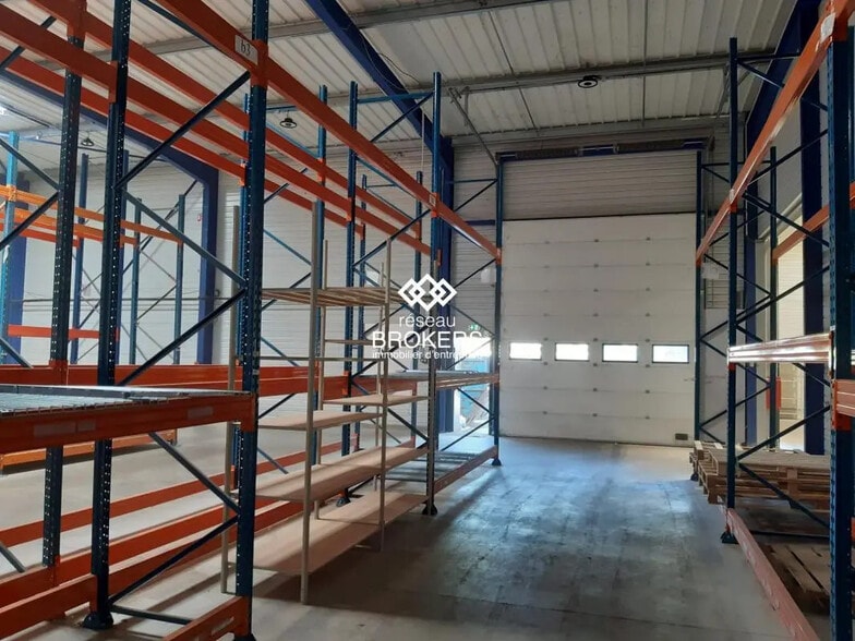 Flex in Porte-de-Savoie for lease - Interior Photo - Image 2 of 9