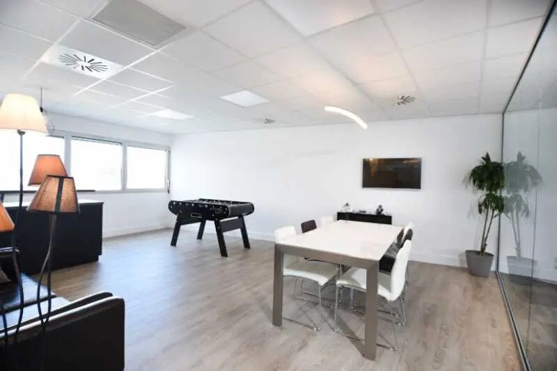 Office in Bordeaux for lease - Interior Photo - Image 3 of 3