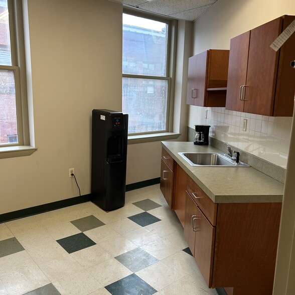 9-13 Hampden St, Springfield, MA for lease - Building Photo - Image 3 of 5