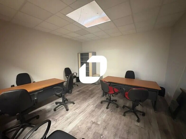 Flex in Mantes-la-Ville for lease - Interior Photo - Image 2 of 10