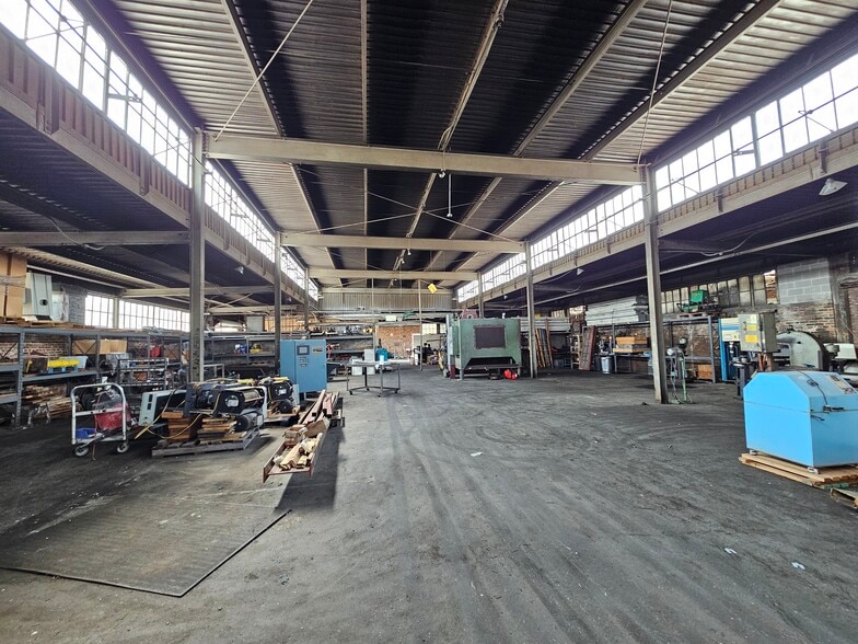 4445 Kings Run Dr, Cincinnati, OH for sale - Building Photo - Image 3 of 10