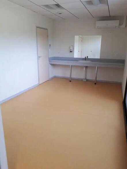 Office in La Roche-Vineuse for lease - Interior Photo - Image 3 of 8