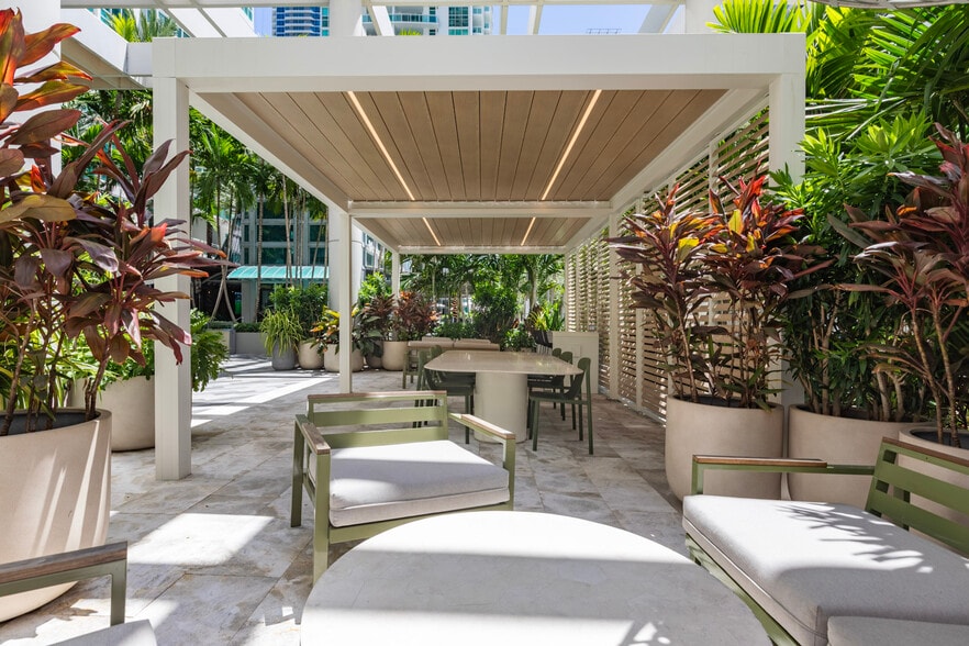 801 Brickell Ave, Miami, FL for lease - Building Photo - Image 2 of 28