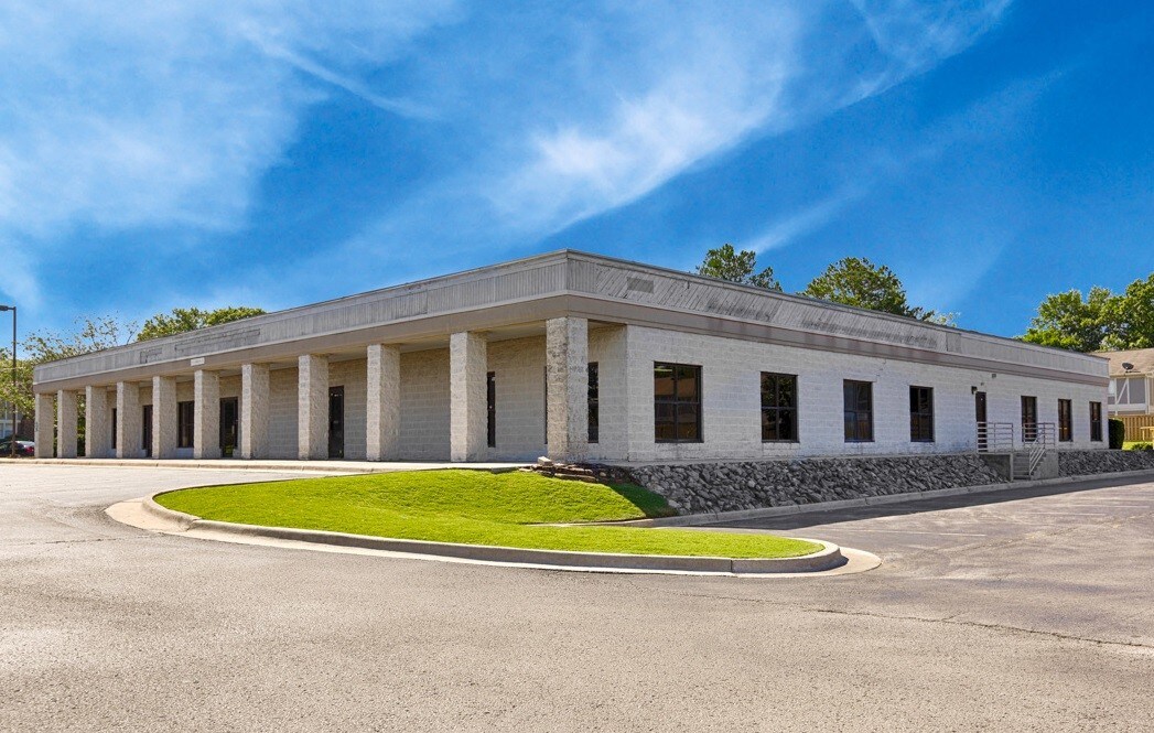 1009 Henderson Rd NW, Huntsville, AL 35816