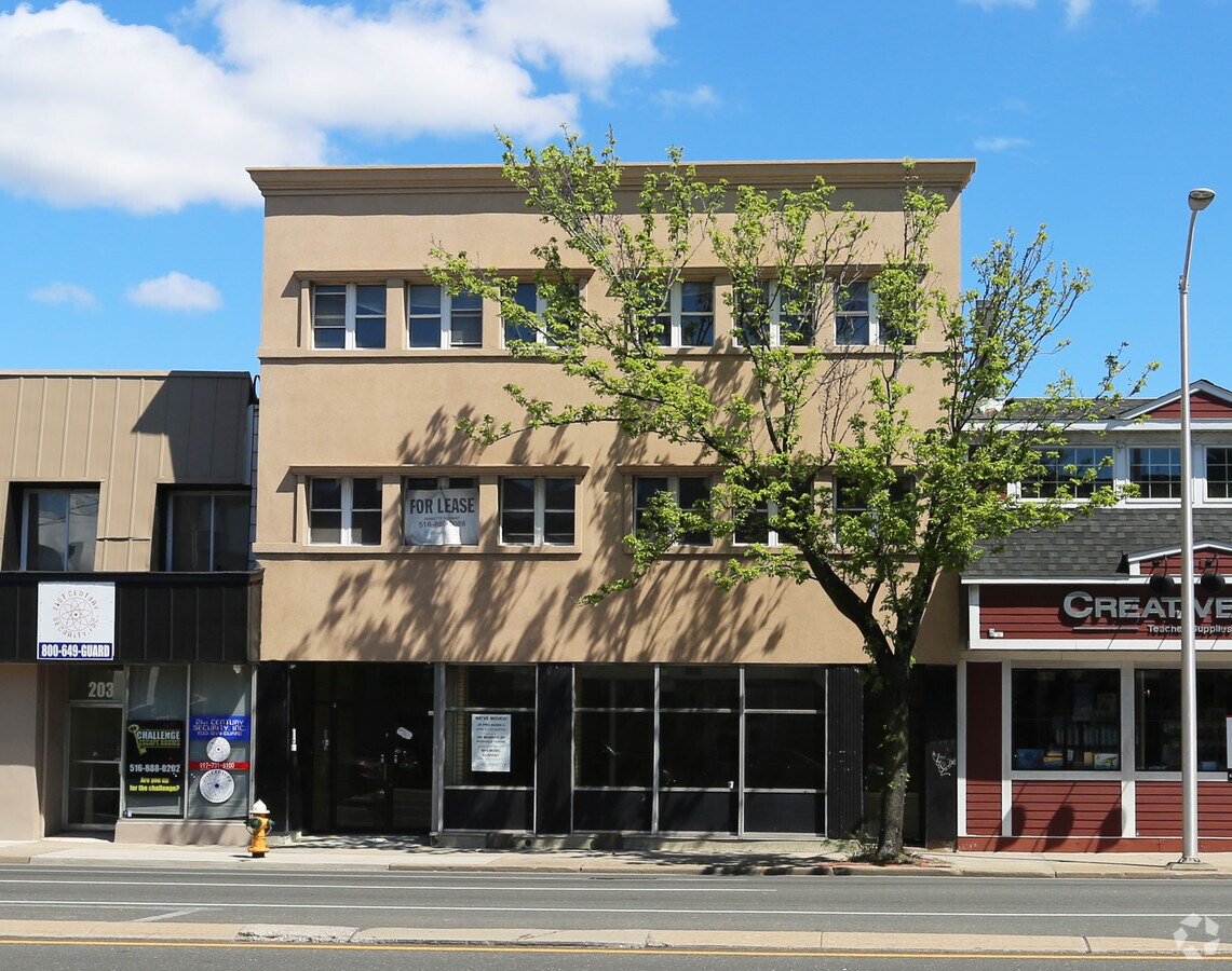 205 Sunrise Hwy, Rockville Centre, NY 11570