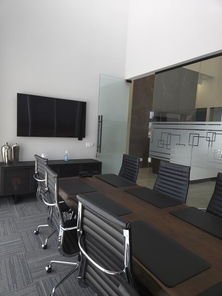 350 Hanlon Creek Blvd, Guelph, ON for lease - Interior Photo - Image 3 of 8