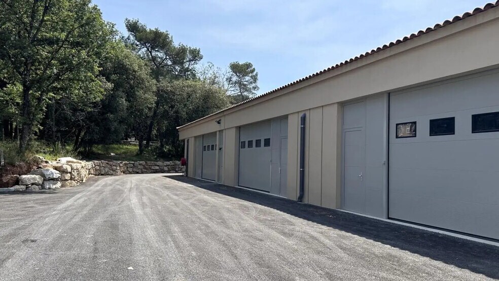 Flex in Valbonne for lease - Building Photo - Image 3 of 10