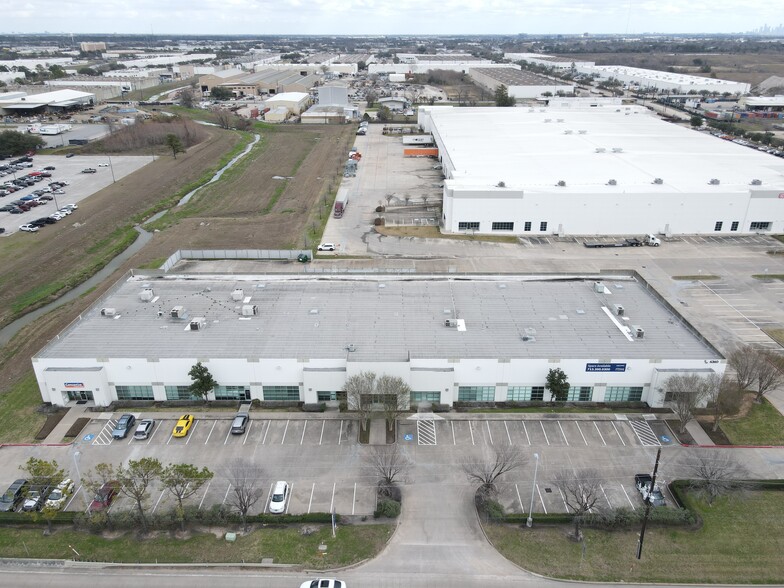 6360 W Sam Houston Pky N, Houston, TX for lease - Building Photo - Image 2 of 6