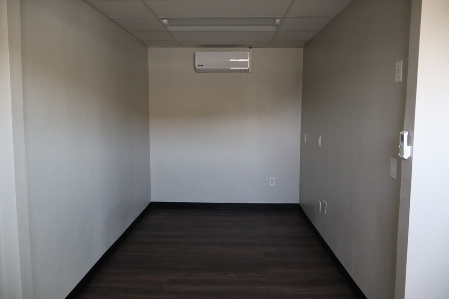 6911 Doniphan Dr, El Paso, TX for lease - Building Photo - Image 3 of 13