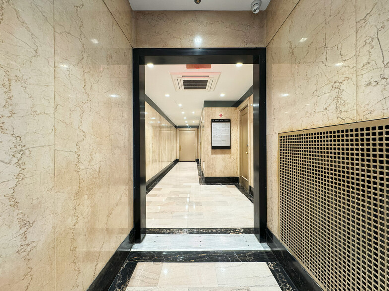 49 W 38th St, New York, NY for lease - Lobby - Image 3 of 5