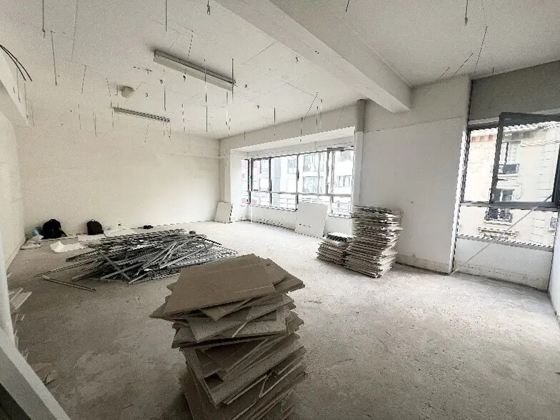 Flex in Paris for lease - Interior Photo - Image 1 of 5