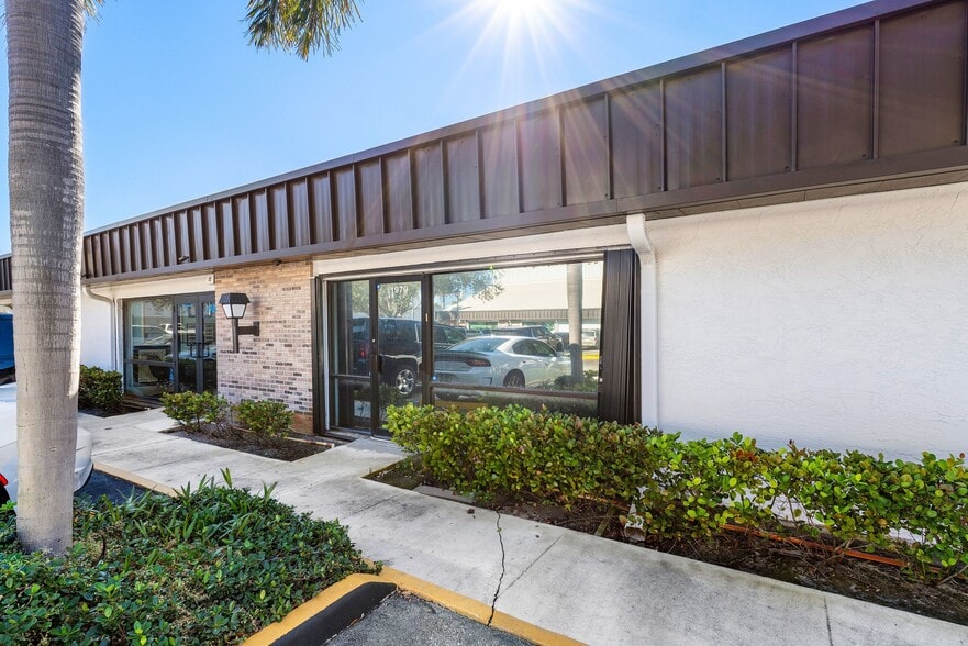 1979 10th Ave N, Lake Worth Beach, FL for sale - Building Photo - Image 1 of 15