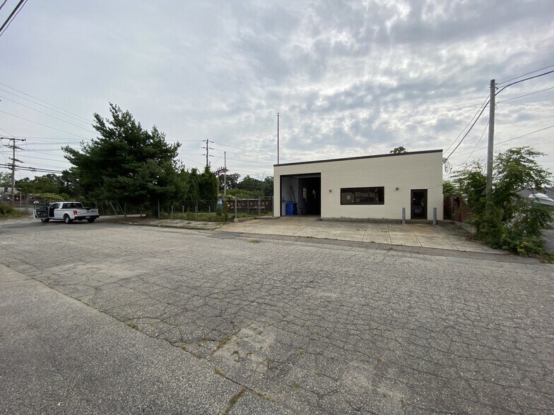 40 Well Ave, Cranston, RI for sale - Primary Photo - Image 1 of 1