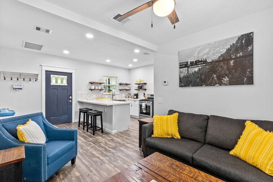 404 W 3rd St, League City, TX for sale - Building Photo - Image 3 of 55